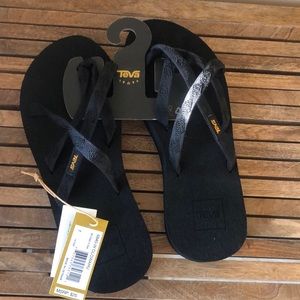NWT Teva Olowahu black flip flops